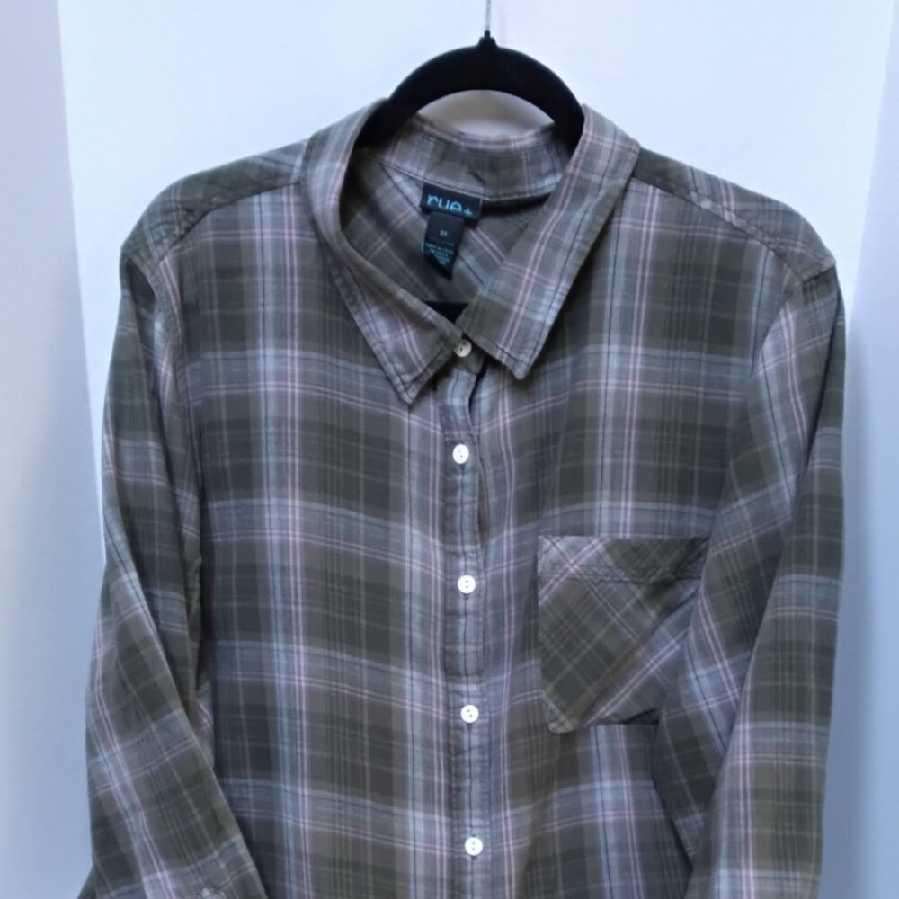 Rue + Ladies Gray Pink White Black Long Sleeve Plaid Button-Down Top